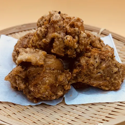 竹ざるに盛った骨なし唐揚げ【柚子胡椒】